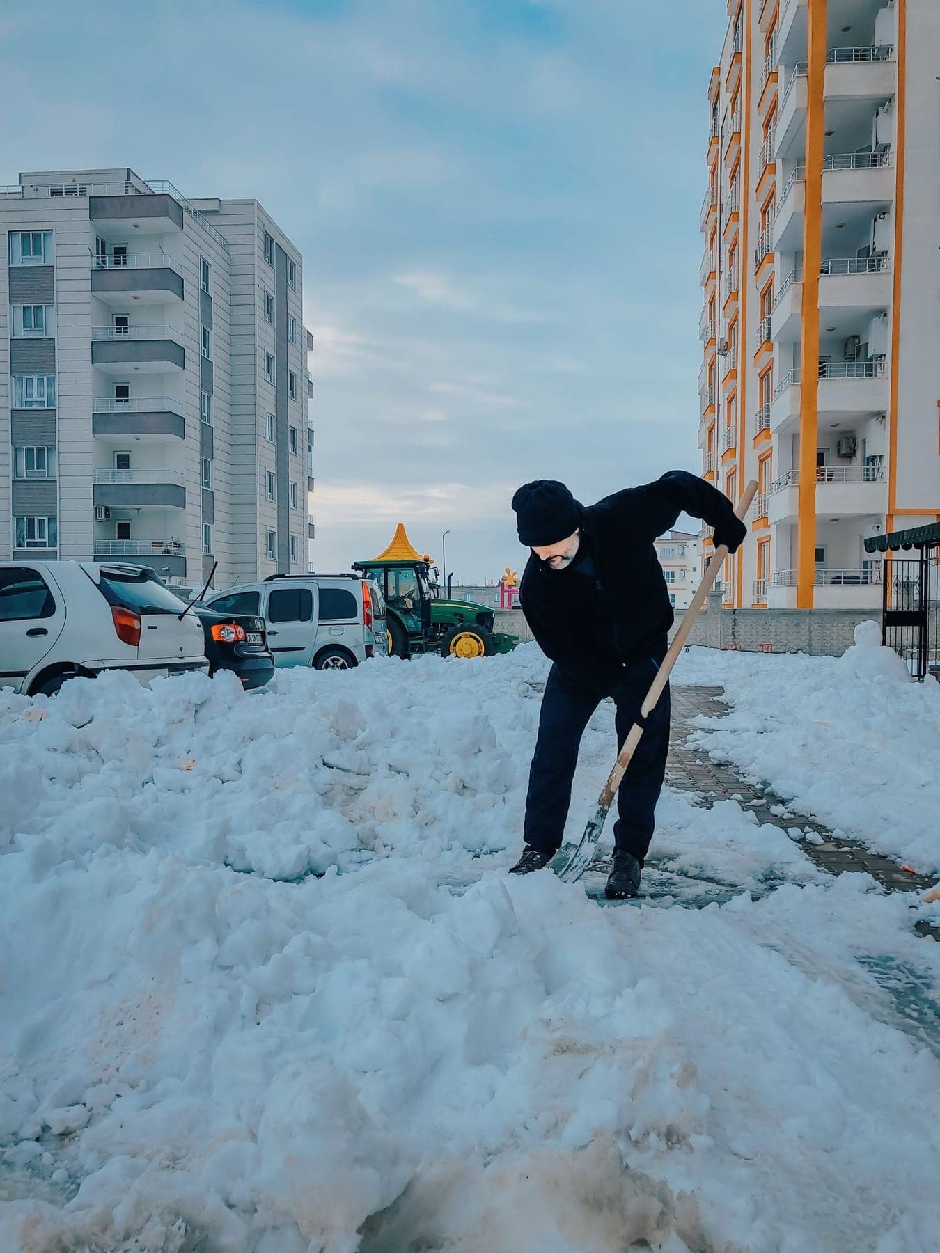 Odśnieżanie chodnika między blokami po opadach śniegu