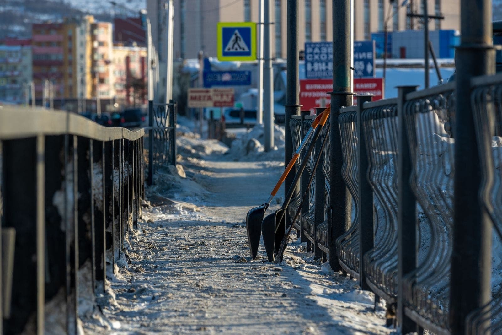 Oblodzony chodnik przy ulicy w mieście zimą